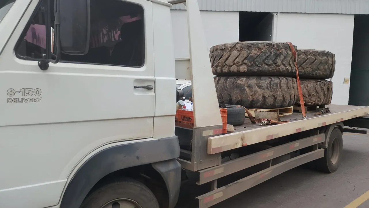 Guincho plataforma transportando carro em Goiânia